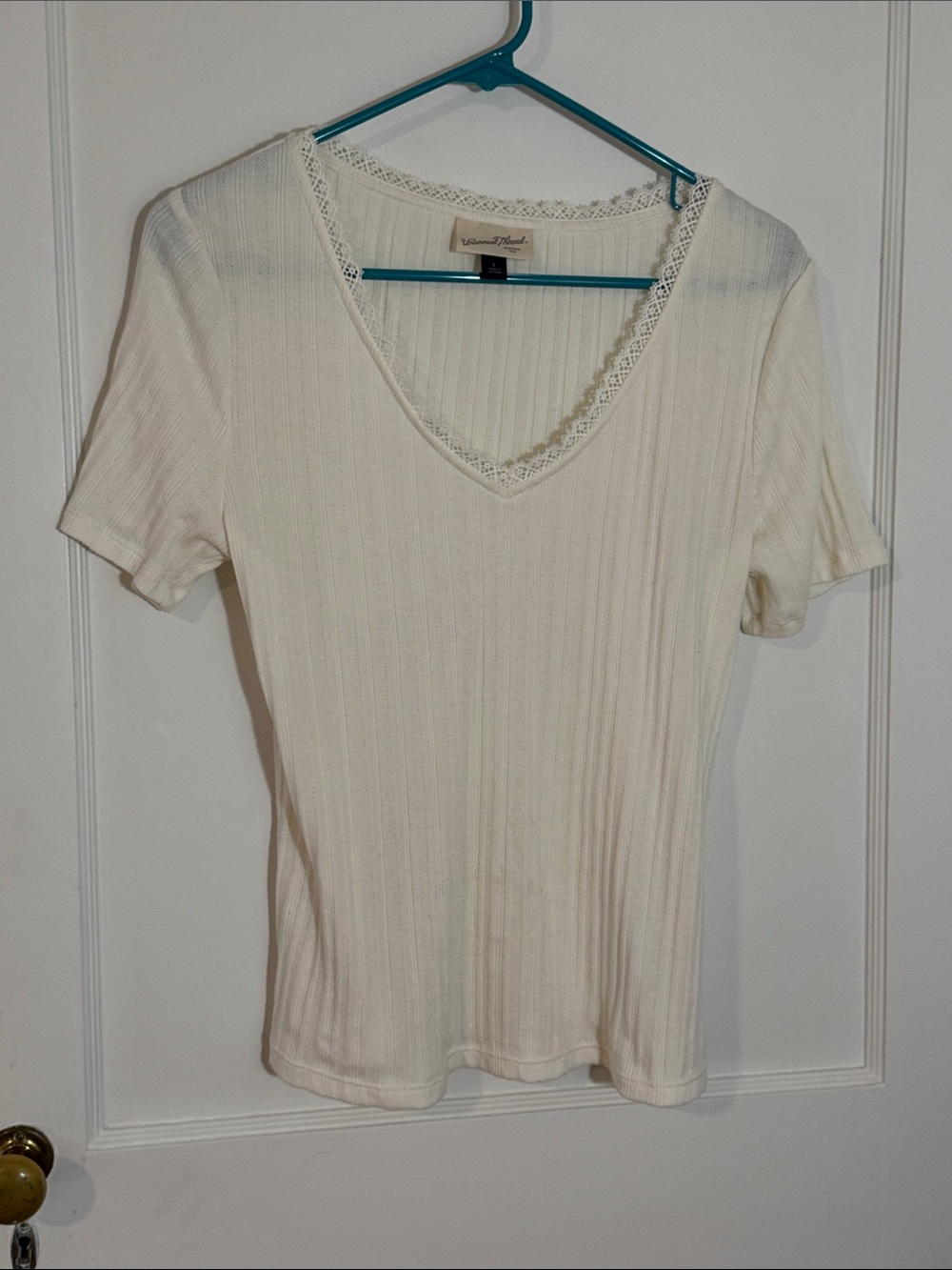 Universal Thread Cream Ribbed V-Neck Short Sleeve Top with Lace Trim, size L